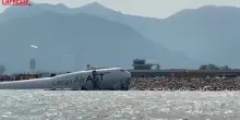 Hong Kong, aereo cargo esce di pista: due morti