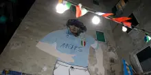 Murale Maradona a Napoli, l’opera torna visibile: fumata bianca tra Comune ed esercenti