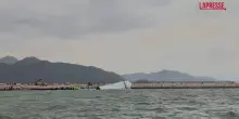 Hong Kong, aereo cargo esce di pista: i resti del velivolo in mare