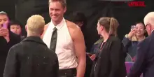 Cinema, Alexander Skarsgård porta il glamour alla première di Pillion
