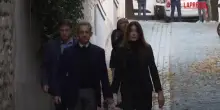 Francia, Sarkozy va in carcere: luscita da casa mano nella mano con Carla Bruni