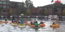 Usa, regata di zucche giganti: le spettacolari immagini della gara sul lago