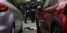 Milano, donna accoltellata al volto: è in pericolo di vita. Si cerca l’ex marito