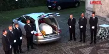 Funerali Pamela Genini, bara bianca arriva in chiesa a Strozza