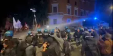 Gaza, scontri a Roma tra polizia e manifestanti pro Pal: azionati gli idranti