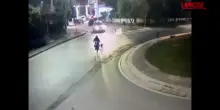 Napoli, cane trascinato per 6 km con e-bike: il video