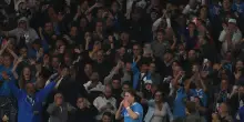 Il Napoli batte l’Inter 3-1 e vola in vetta in solitaria: De Bruyne segna il rigore e si fa male