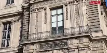 Furto al Louvre, la finestra dalla quale sono entrati i ladri è meta dei curiosi: le immagini