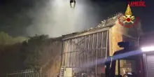 Fermo, furgone prende fuoco e incendia un capannone tessile: lintervento dei pompieri