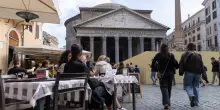 Roma, turista giapponese cade dal muro del Pantheon: muore dopo un volo di 7 metri