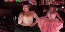 Bolivia, le sfilata di moda delle donne indigene: le colorate immagini da La Paz