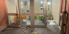 Genova, gruppo armato di spranghe vandalizza liceo con scritte nazifasciste