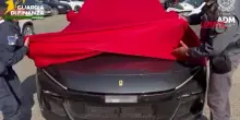 Genova, Ferrari da 700mila euro sequestrata per contrabbando: le immagini