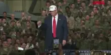 Giappone, Trump balla YMCA sulla portaerei USS George Washington