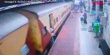 India, scivola mentre sale su un treno in corsa: donna salva per miracolo