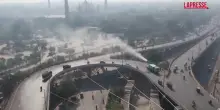 Pakistan, cannoni anti-smog in azione a Lahore