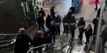 Torino, manifestanti pro-Pal tentano di entrare in stazione Porta Susa: tensioni con la polizia