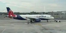 Usa, volo JetBlue perde quota: costretto a un atterraggio di emergenza. Almeno 15 feriti