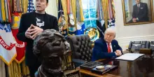 Musk lancia l'America Party: «Con Trump finiamo in bancarotta»