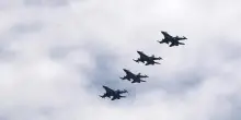 Caccia della Polonia abbattono droni russi sul suo spazio aereo. Tusk informa la Nato