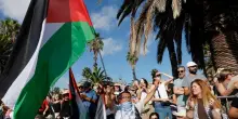 Genova, la Global Sumud Flotilla è partita per Gaza: «Raccolti molti più aiuti umanitari del previsto»