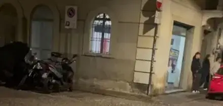 Cori fascisti dei giovani meloniani nella sede FdI a Parma. Il Pd: «Meloni condanni»