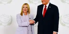 Trump spamma il libro “Io sono Giorgia” con la prefazione del figlio, Meloni ringrazia e incassa