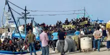 Migranti, naufragio al largo di Lampedusa: almeno 20 morti tra cui una neonata. Decine di dispersi