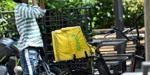 Sui rider la battaglia dell’acqua, il giudice ordina a Glovo di tutelarne la salute. Assodelivery insiste con i “bonus caldo”