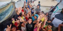Gaza tra prudenza e speranza: tra le macerie si riaffaccia la vita
