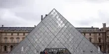 Furto al Louvre, fermati due sospettati: erano pronti a lasciare il paese