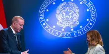 Meloni ed Erdogan tra sorrisi, armi e affari: la premier “dimentica” l’avversario arrestato