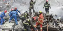 Attacco russo a Kiev: 10 morti e 48 feriti. Danneggiato l’edificio della delegazione Ue