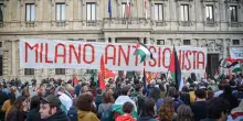 Milano conferma il gemellaggio con Tel Aviv. Il caos in aula e la rabbia della piazza