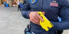 La morte dell’uomo colpito dal taser della polizia: «Picchiato con bastoni», tre indagati ma non sono gli agenti