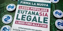 Fine vita, il diritto diventa una scriminante. Nel testo la maggioranza limita l’accesso e cancella il pubblico