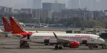 Un aereo Air India si è schiantato poco dopo il decollo, a bordo ci sarebbero 242 passeggeri