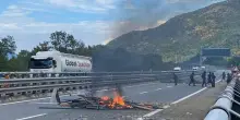 Val di Susa, No Tav forzano cantiere e bloccano autostrada. Meloni: «Guerriglia indegna»