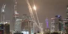 Bombe e missili, la guerra tra Israele e Iran si allarga. «Uccisi i capi dei Pasdaran»