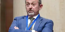 Suicidi a raffica e agenti stremati. Ma Delmastro pensa ai distintivi