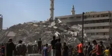 I tank israeliani devastano quel che resta di Gaza City: «Resteremo qui per mesi»