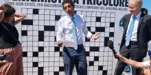 Il cruciverbone meloniano in tour nelle spiagge per sbeffeggiare le opposizioni e celebrare il governo
