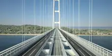 Ponte sullo Stretto, Salvini festeggia. «I cantieri inizieranno entro l’estate»