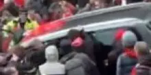 Liverpool, il terribile impatto dell’auto e i tifosi che tentano di linciare il guidatore – IL VIDEO