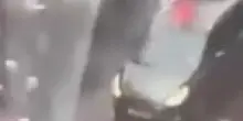 Auto investe tifosi durante la parata per la vittoria del campionato del Liverpool. Arrestato un uomo britannico di 53 anni – IL VIDEO
