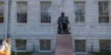 Trump vieta ad Harvard di accettare studenti stranieri