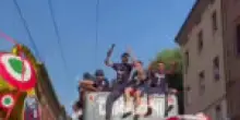 Coppa Italia sul bus scoperto, festa rossoblù per le strade di Bologna