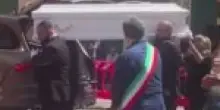 “Martina è viva!”. Ad Afragola (Napoli) l’ultimo saluto alla 14enne Martina Carbonaro – IL VIDEO