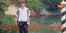 Venezia 82, Giulio Feltri in posa per i fotografi al Lido