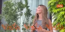Venezia 82, Sophie Codegoni saluta i fan, poi posa per i fotografi al suo arrivo al Lido